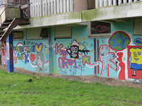 829417 Gezicht op de muurschildering 'Vreedzame Wijk' gemaakt door kinderen uit de wijk, op de achtergevel van het ...